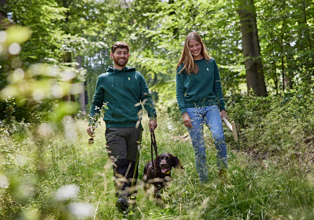 Nachhaltigkeit in Hessen: Paar mit Hund beim Spaziergang durch das Hofgut Mappen. 