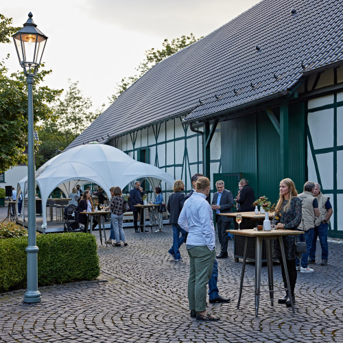 Ein Empfang im Innenhof des Hofgut Mappen bei Wiesbaden