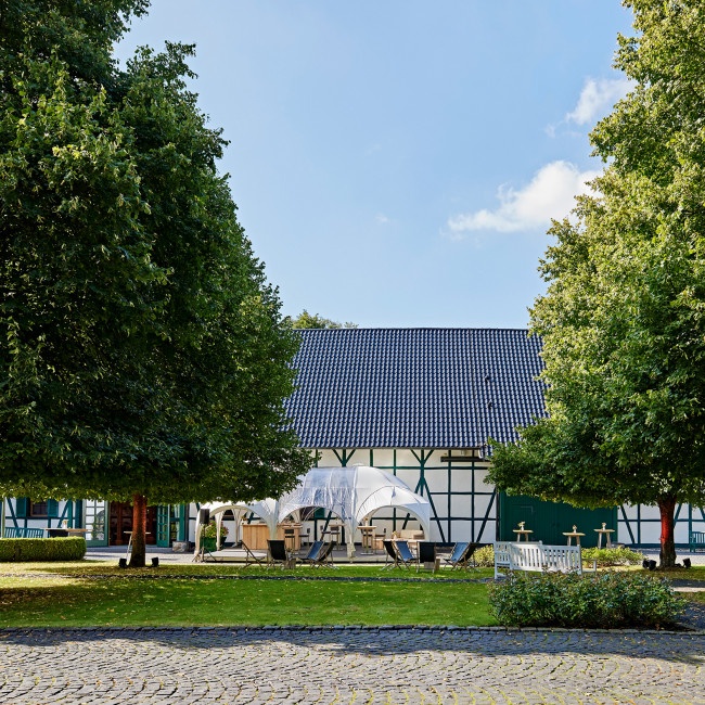 Der Veranstaltungsraum die Hofreite im Hofgut Mappen bei Wiesbaden ist umrahmt von historischen Gebäuden und ist eine grüne Oase.