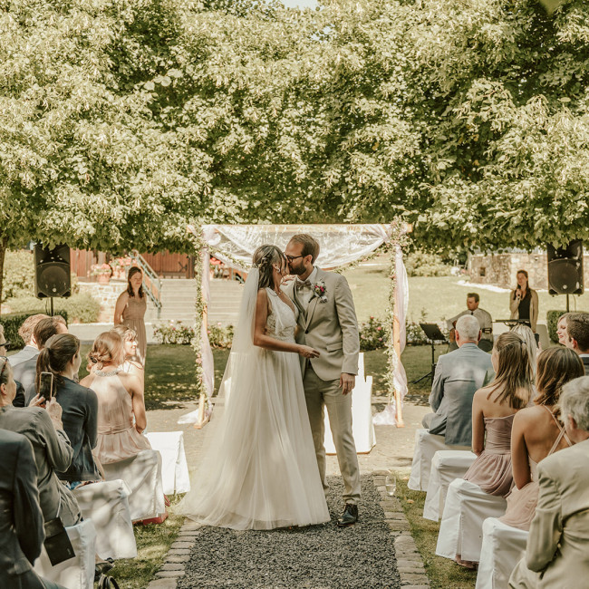 Hochzeitspaar während ihrer Hochzeit im Freien.