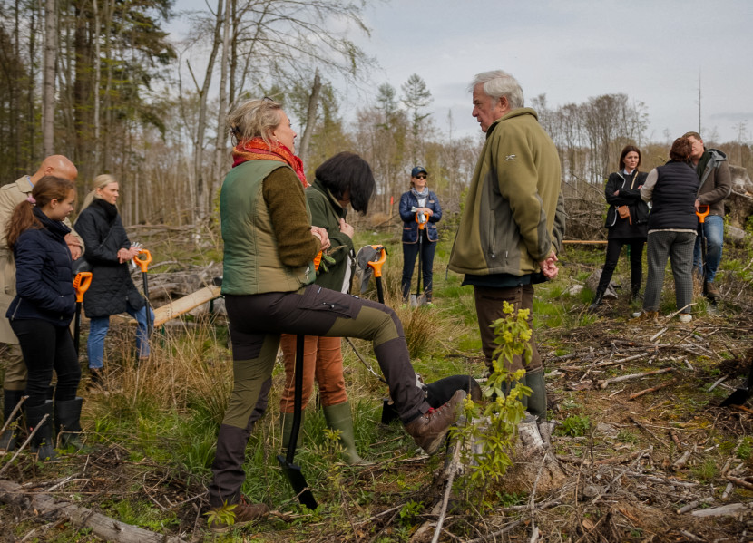 Das LÉGÈRE und Hofgut Mappen Team beim Einpflanzen von Sprösslingen als Nachhaltigkeitsprojekt in Hessen