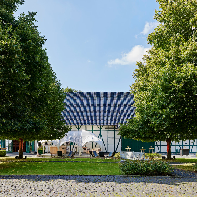 Der Veranstaltungsraum die Hofreite im Hofgut Mappen bei Wiesbaden ist umrahmt von historischen Gebäuden
