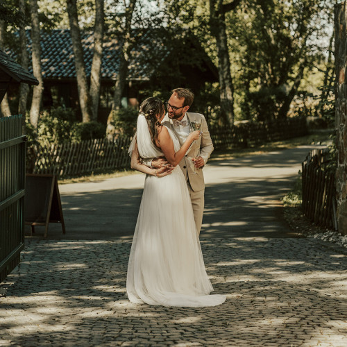 Küssendes Brautpaar während ihrer Hochzeit in der Hochzeitslocation bei Wiesbaden