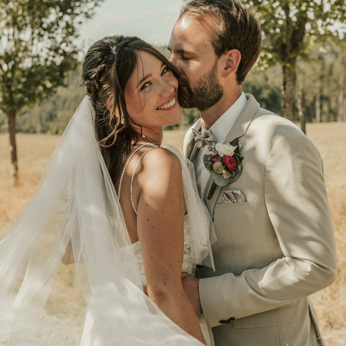 Küssendes Brautpaar während ihrer Hochzeit in der Hochzeitslocation Hofgut Mappen bei Wiesbaden