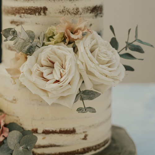 Hochzeitstorte mit Blumendekoration in der Hochzeitslocation Wiesbaden