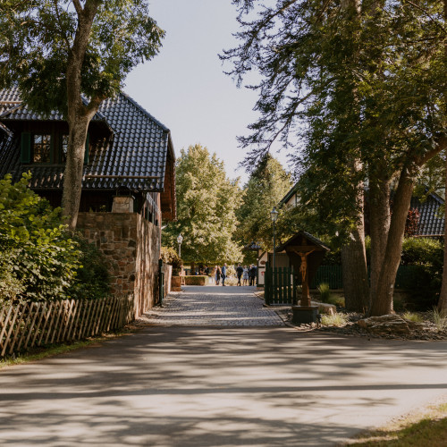 Die Einfahrt zum Hofgut im Sommer als Hochzeitslocation bei Wiesbaden