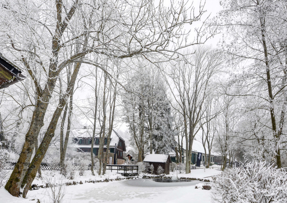 Weihnachtslandschaft mit Schnee auf dem Hofgut Mappen