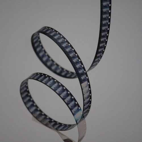 Ein Filmband vor einem grauen Hintergrund